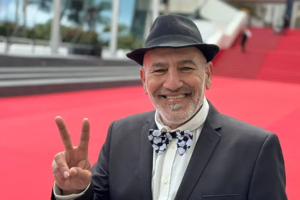 المخرج الفلسطيني رشيد مشهراوي يعود لتصوير أحدث أفلامه «أولاد البلاد» (حسابه على «فيسبوك»)