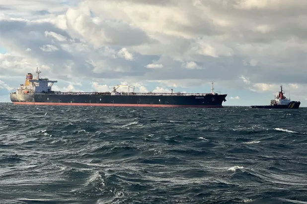 ناقلة نفط تابعة لروسيا في عرض البحر (إكس)
