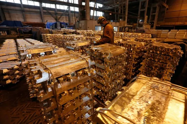 عامل يخزن سبائك الألمنيوم بمصنع صهر في روسيا (رويترز)