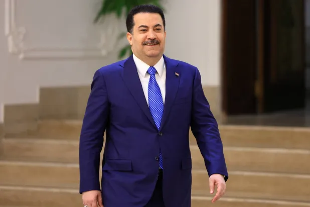 السوداني في طريقه لحضور مقابلة صحافية الاثنين (رويترز)