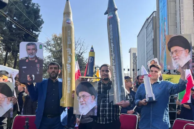 إيرانيون يحملون مجسمات لصواريخ في ذكرى 4 نوفمبر (إيسنا)