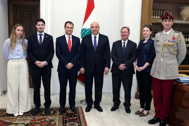 الرئيس جوزيف عون مستقبلاً مساعد وزير الخارجية البريطاني لشؤون الشرق الأوسط وشمال أفريقيا (الرئاسة اللبنانية)