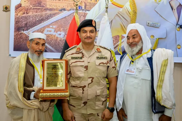 صدام حفتر خلال زيارته براك الشاطئ جنوب غربي ليبيا الاثنين (القيادة العامة)