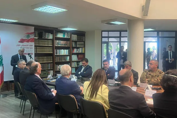 النائب محمد خواجة ملقياً كلمة رئيس البرلمان نبيه بري في اللقاء التنسيقي (رئاسة البرلمان)