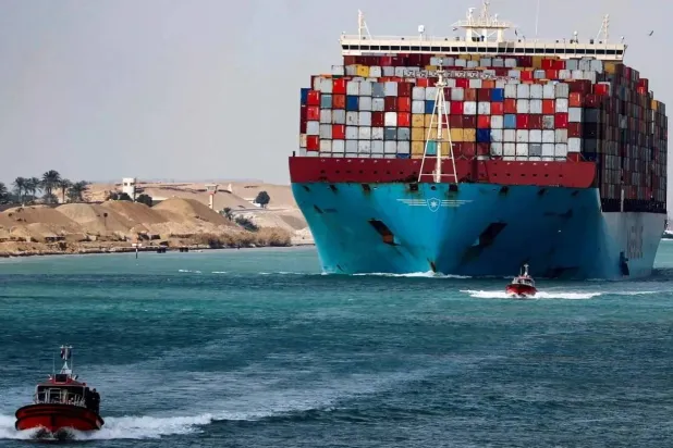 سفينة شحن تحمل حاويات تمر عبر قناة السويس (رويترز)