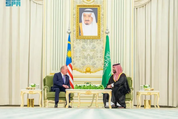 Prince Mohammed bin Salman bin Abdulaziz Al Saud, Saudi Crown Prince and Prime Minister, receives King of Malaysia Sultan Ibrahim Iskandar at the Royal Court in Al-Yamamah Palace in Riyadh on Tuesday. (SPA)