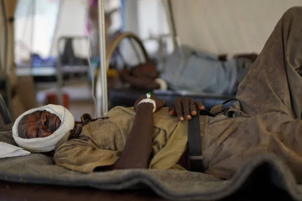 رجل سوداني مصاب فرّ من العنف في الفاشر يتلقّى العلاج بعيادة مؤقتة تديرها منظمة «أطباء بلا حدود» في طويلة بشمال دارفور 3 نوفمبر 2025 (رويترز)