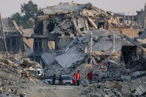 الدمار يظهر في مدينة غزة بعد القصف الإسرائيلي المتكرر (رويترز)