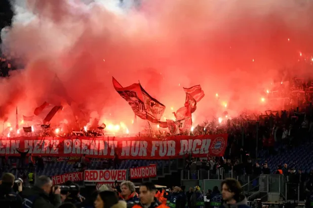 جماهير بايرن ميونيخ تتعرض للتعسف في باريس (نادي بايرن)