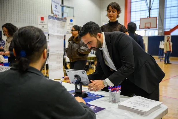  المرشح الديمقراطي زهران ممداني لانتخابات نيويورك يدلي بصوته بضاحية كوينز (أ.ف.ب)