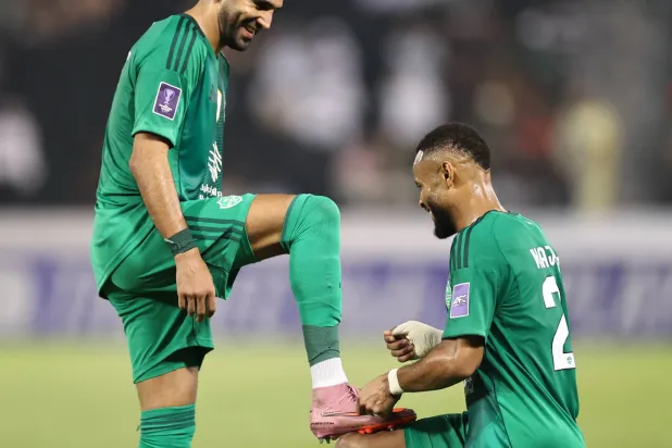 علي مجرشي ورياض محرز وفرحة الهدف الأول (تصوير: سعد العنزي)