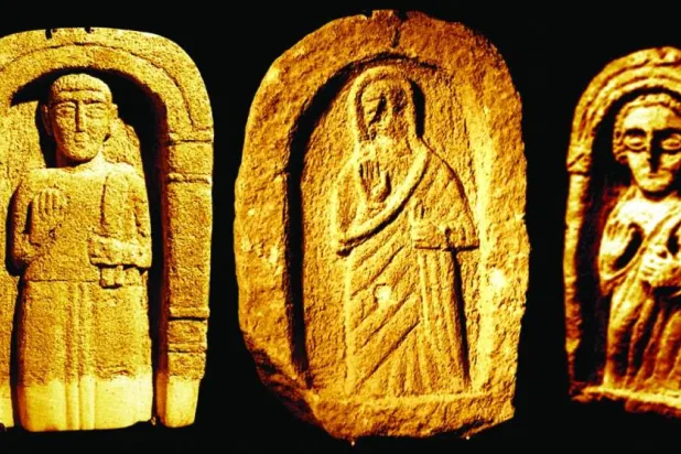 3 شواهد قبور من مدافن البحرين الأثرية