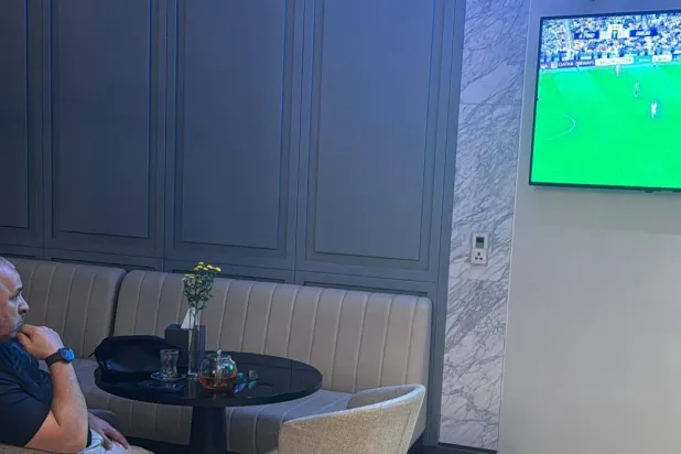 صور خاصة لـ«الشرق الأوسط» تُظهر المدرب بن زكري خلال متابعته لقاء الشارقة والاتحاد (الشرق الأوسط) 