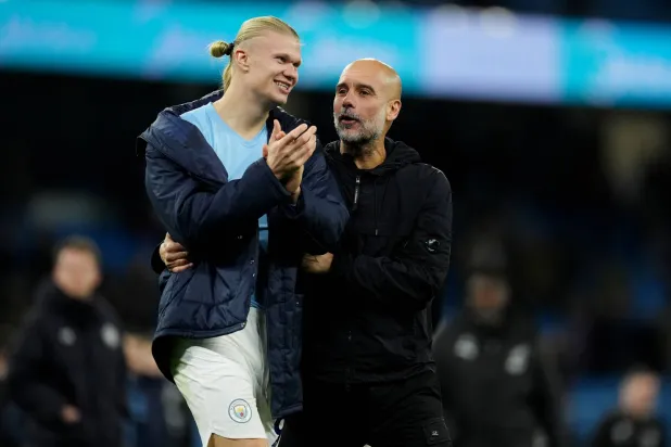 بيب غوارديولا المدير الفني لمان سيتي ومهاجمه إيرلينغ هالاند (د.ب.أ)