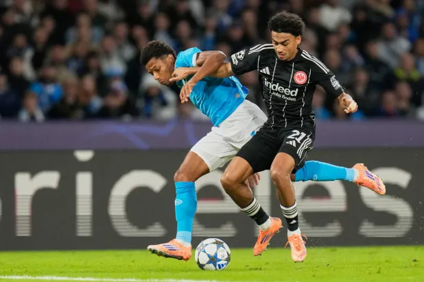 نابولي اكتفى بالتعادل مع ضيفه أينتراخت فرانكفورت (أ.ب) 