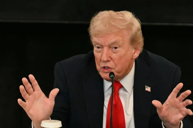 الرئيس الأميركي دونالد ترمب يتحدث في طاولة مستديرة في البيت الأبيض بالعاصمة واشنطن 8 أكتوبر 2025 (أ.ف.ب)