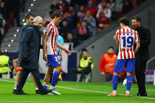 روبن لو نورماند مدافع أتلتيكو مدريد الإسباني يغادر الملعب مصابا (رويترز) 