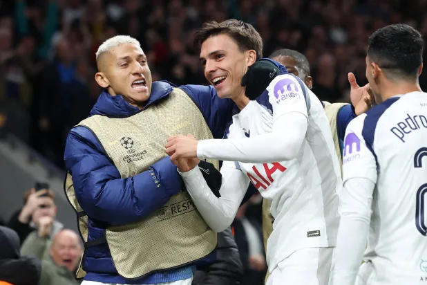 فرحة لاعبي توتنهام بالفوز على كوبنهاغن (إ.ب.أ)