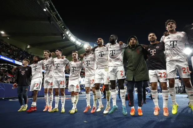 فرحة لاعبي بايرن بالفوز على باريس بملعبه (رويترز)