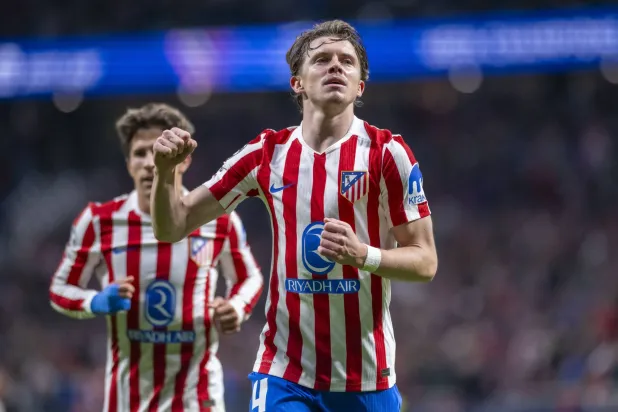 فرحة لاعبي أتليتكو مدريد بالفوز على سان جيلواز (د.ب.أ)