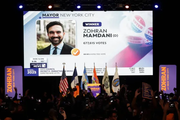 Demokrat aday Zohran Mamdani'nin New York'taki zaferinin ardından destekçilerinin kutlamaları (Reuters)