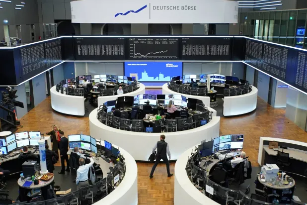 رسم بياني لمؤشر الأسهم الألماني «داكس» يظهر في بورصة فرانكفورت (رويترز)