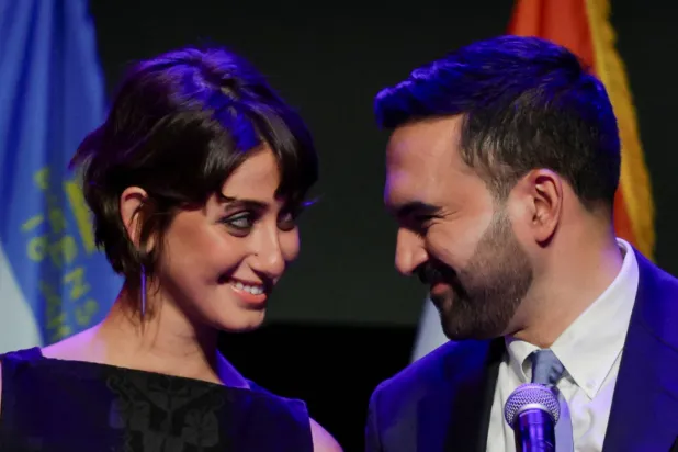 ممداني ينظر لزوجته راما بعد فوزه في انتخابات عمدة مدينة نيويورك لعام 2025 في تجمع انتخابي في حي بروكلين (رويترز)