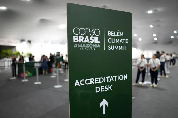 لافتة لقمة الأمم المتحدة للمناخ معروضة في المركز الصحافي في بيليم البرازيل (أ.ب)