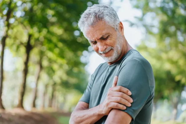 عضلات وأوتار الكتف تتعرض للتآكل مع الزمن