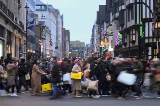 متسوّقون يَعبرون شارع ريجنت بلندن (رويترز)