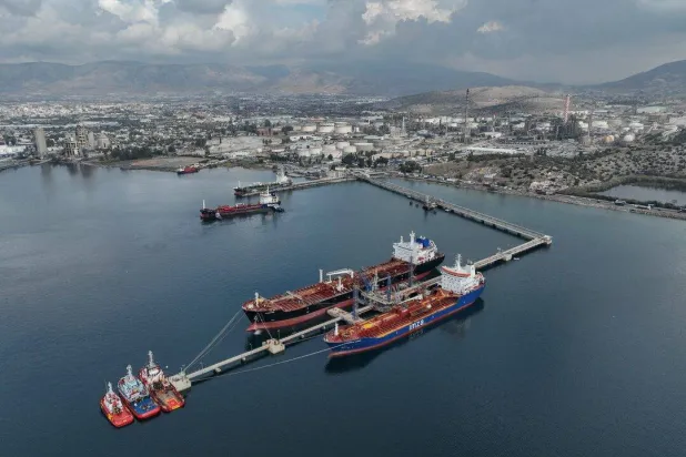 سفن راسية بجوار مصافي شركة «هيلينيك بتروليوم» بالقرب من أثينا في اليونان (رويترز)