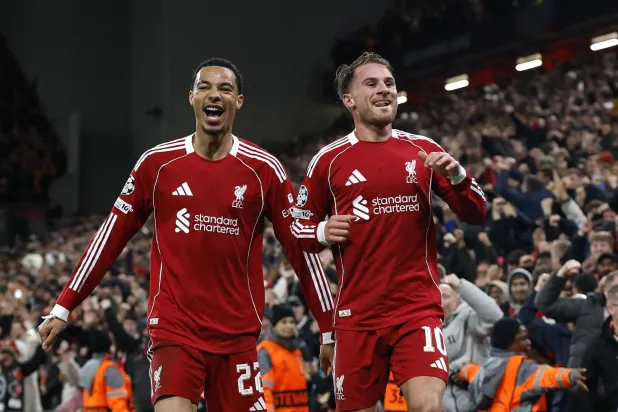 أليكسيس ماك أليستر يحتفل بتسجيل الهدف الأول لفريقه مع هوغو إيكيتيكي (رويترز)