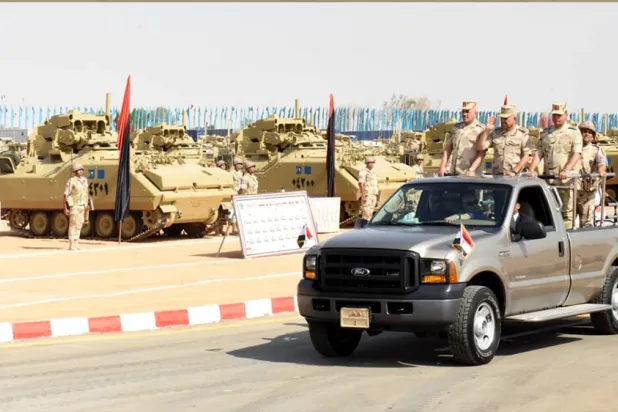 وزير الدفاع المصري الفريق أول عبد المجيد صقر يشاهد اصطفافاً للجيش (صفحة المتحدث العسكري)