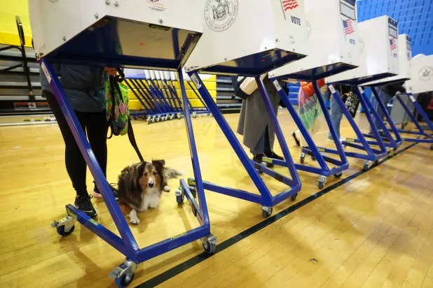 قاعة مخصصة للانتخابات في نيويورك (أ.ف.ب)