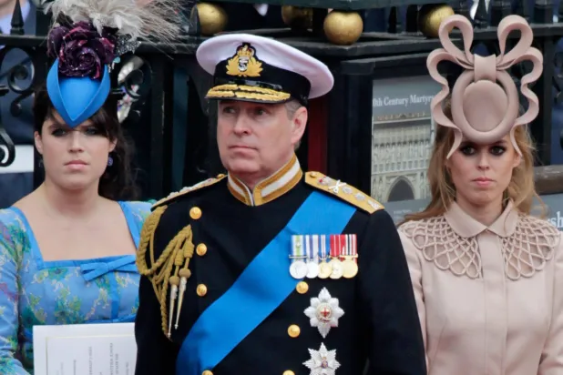 الأمير البريطاني أندرو يظهر إلى جانب ابنتيه في لندن عام 2011 (أ.ب)