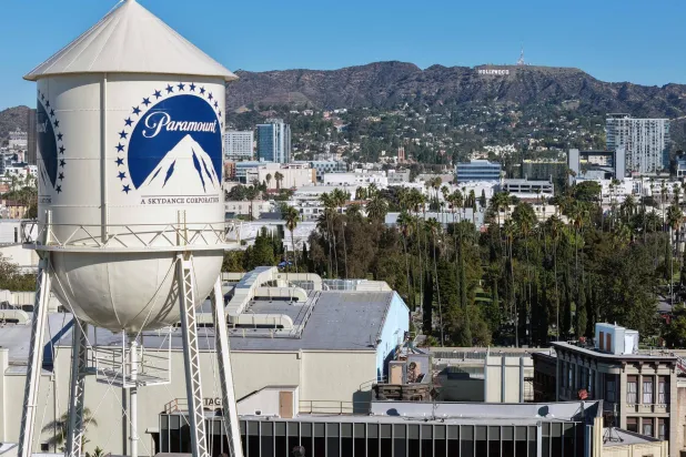 صورة جوية لبرج المياه في استوديوهات «باراماونت» التي بدأت عمليات تسريح للعمال (أ.ف.ب)