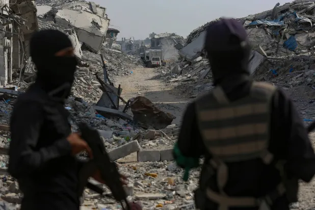 مُقاتلان من «كتائب القسام» في «حماس» شرق قطاع غزة (إ.ب.أ)