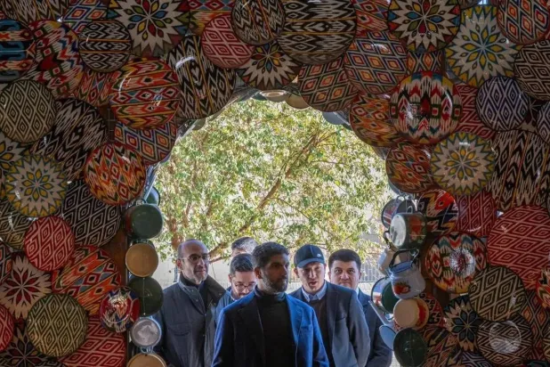 وزير الثقافة السعودي لدى زيارته معرض «بينالي بُخارَى» للفن المعاصر الأربعاء (واس)