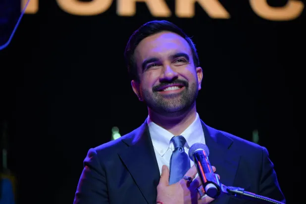 صورة ملتقطة في 5 نوفمبر 2025 في مدينة نيويورك بالولايات المتحدة تظهر عمدة المدينة المنتخب زهران ممداني يلقي كلمة على مسرح باراماونت في بروكلين عقب فوزه في انتخابات رئاسة بلدية مدينة نيويورك (د.ب.أ)
