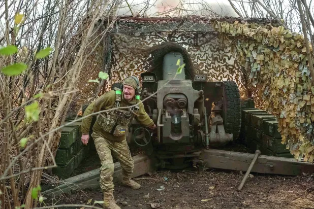 جندي أوكراني يطلق النار باتجاه القوات الروسية قرب بلدة دوبروبيليا الأمامية في منطقة دونيتسك بأوكرانيا يوم 29 أكتوبر 2025 (رويترز)