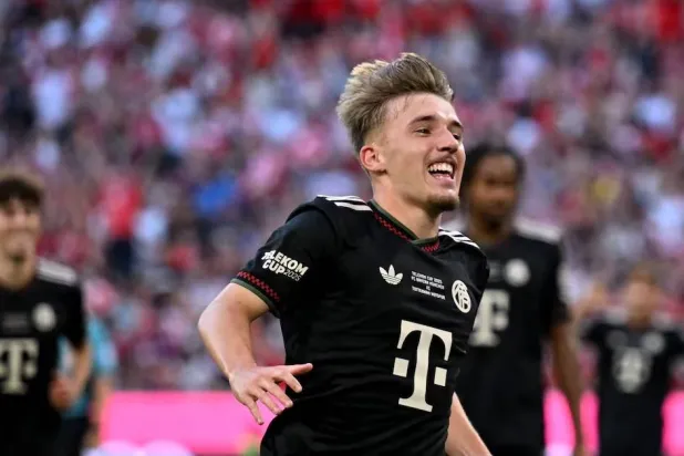 لينارت كارل لاعب بايرن ميونيخ (رويترز)