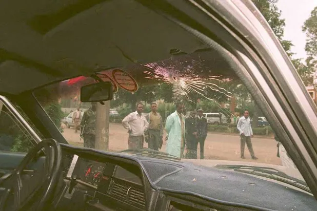 آثار محاولة الاغتيال على سيارة في موكب مبارك بأديس أبابا عام 1995 (أ.ف.ب)