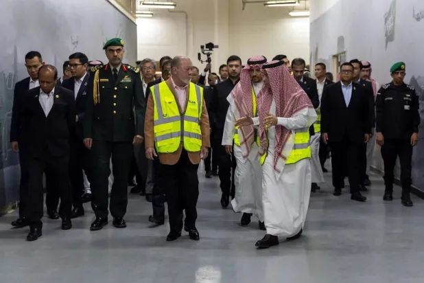 السلطان إبراهيم بن إسكندر اطَّلع على مرافق شركة «سامي السلام» لصناعة الطيران وقدراتها المتقدمة (واس)