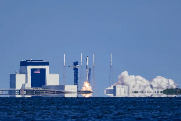  صورة ملتقطة في 29 أكتوبر 2025 بكيب كانافيرال في الولايات المتحدة تظهر انطلاق صاروخ فالكون 9 التابع لشركة «سبيس إكس» الذي يحمل أقماراً اصطناعية من سلسلة ستارلينك (د.ب.أ)