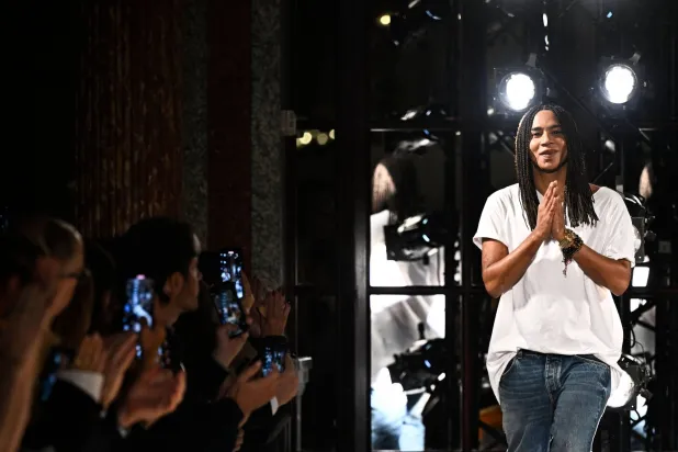 أوليفييه روستينغ بعد عرضه لربيع وصيف 2026 (أ.ف.ب) 