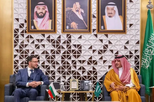 وزير الداخلية السعودي الأمير عبد العزيز بن سعود لدى استقباله نظيره البلغاري دانيل ميتوف في الرياض (واس)