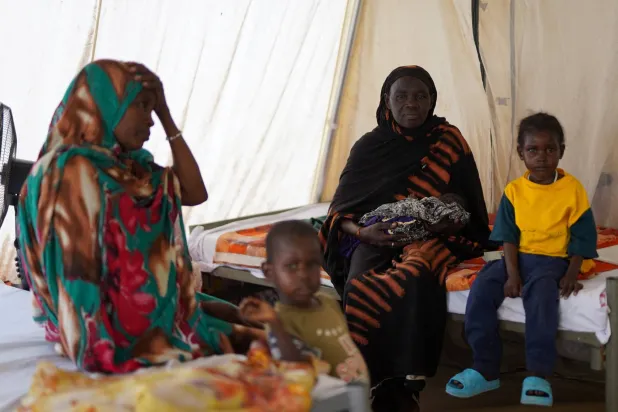 سودانيات نازحات لجأن من الفاشر إلى طويلة (رويترز)