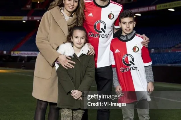 فان بيرسي وزوجته بشرى وابنته دينا وابنه شاكيل بعد التوقيع مع فينورد (غيتي)