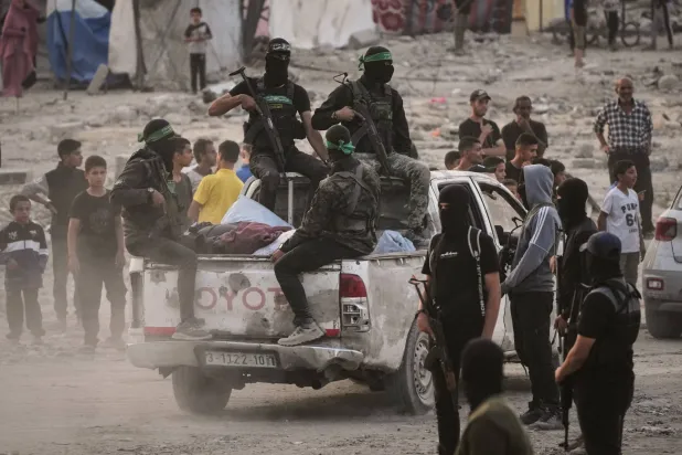 مسلحون من حركة «حماس» يبحثون عن جثث رهائن إسرائيليين في حي الشجاعية بمدينة غزة 5 نوفمبر 2025 (أ.ب)
