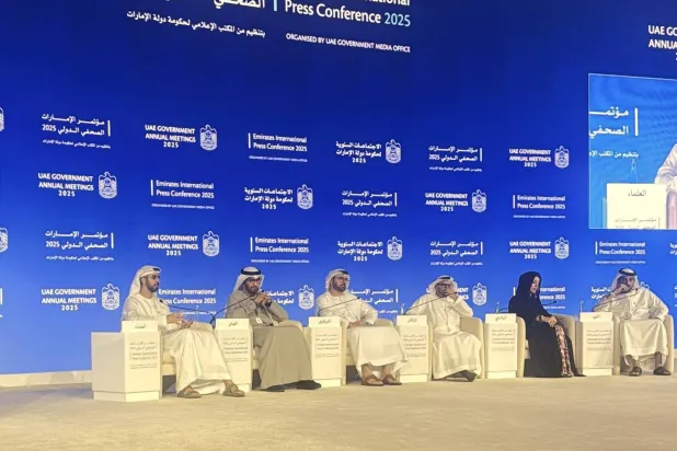 الدكتور أنور قرقاش مع الوزراء القرقاوي والجابر والهاشمي والعلماء خلال المؤتمر الصحافي (الشرق الأوسط)